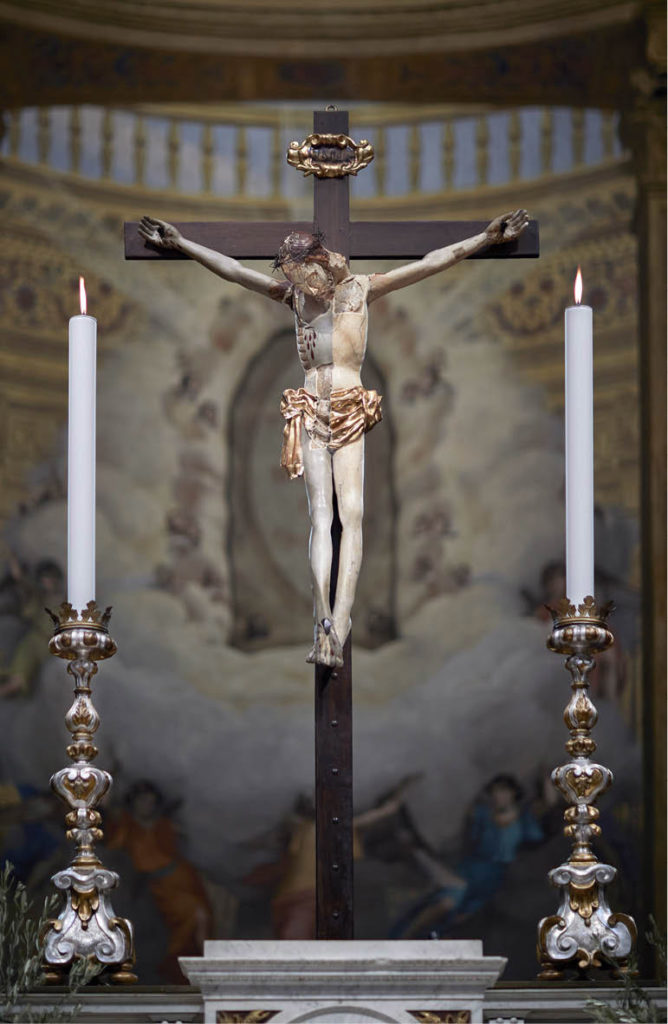 Il Cristo Crocefisso, seppur ancora in fase di restauro, viene ricollocato sull’altare maggiore della Cattedrale