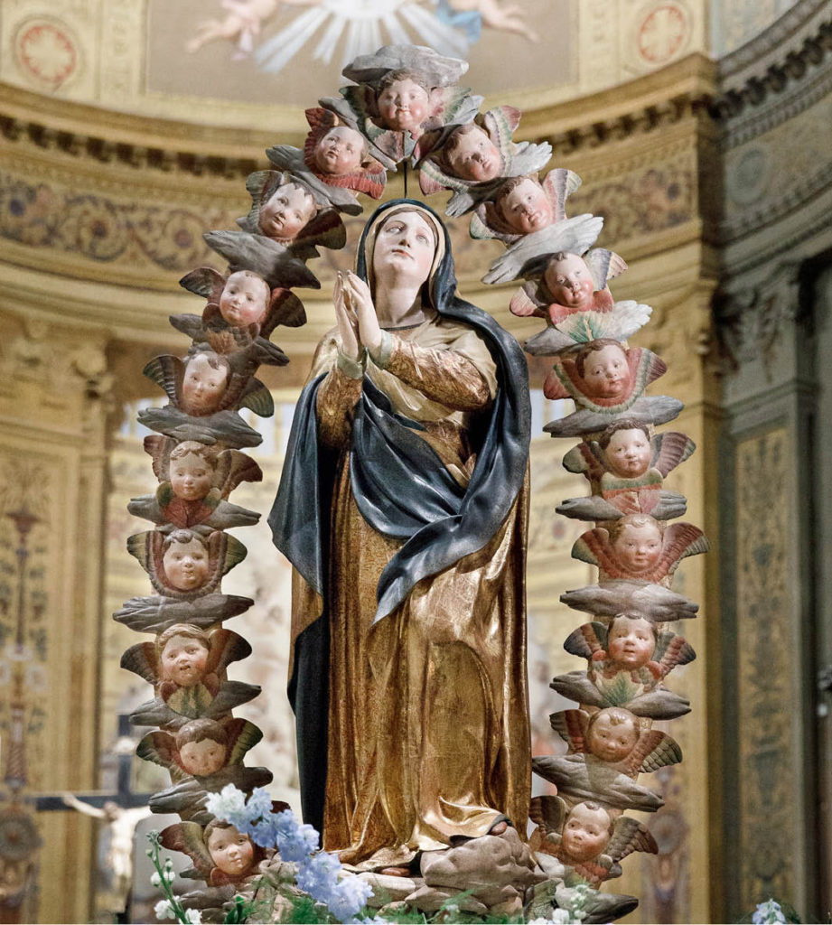 La Statua dell'Assunta durante la santa messa dedicata la rientro della statua dell’Assunta in Cattedrale.