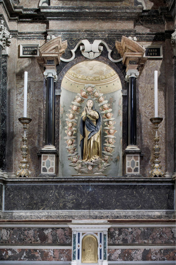 L’Assunta nella nicchia sopra all’altare ad essa dedicata