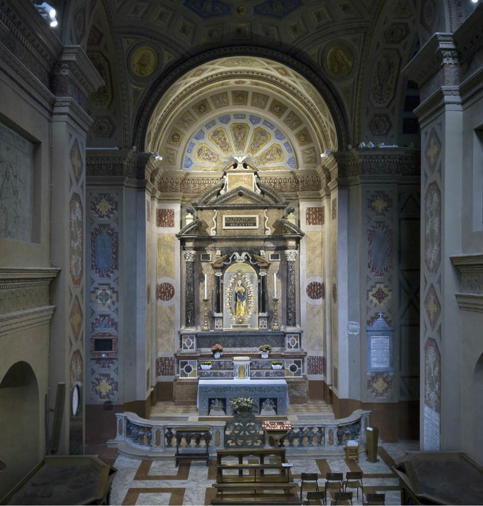 L’Assunta viene collocata nella nicchia sopra all’altare ad essa dedicata, in fondo alla navata di destra della Cattedrale.
