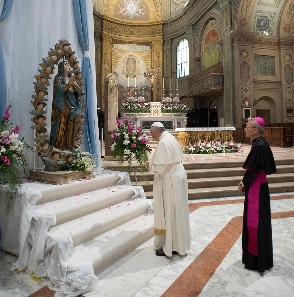 Papa Francesco davanti la statua dell’Assunta